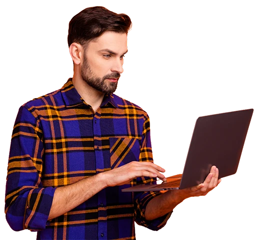 Imagen de una persona con computadora, dearrollando un sitio web